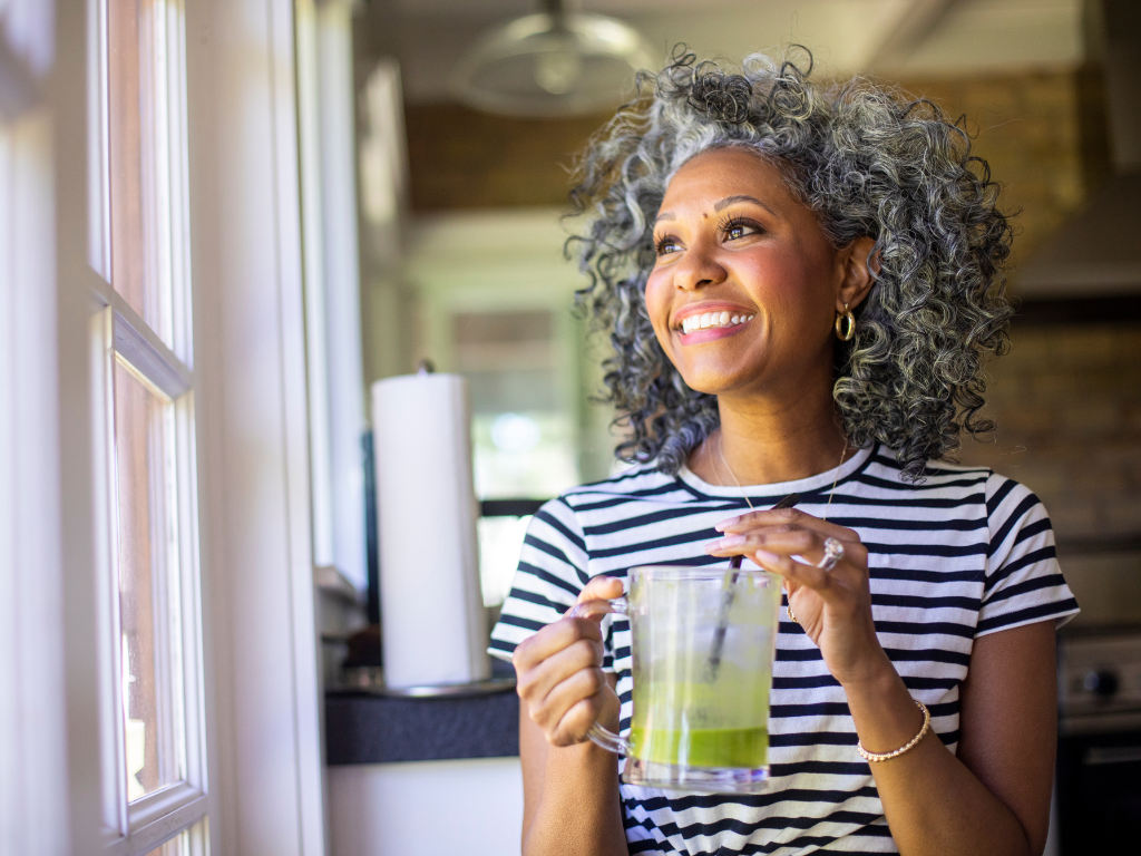 woman_smiling_eating_healthy